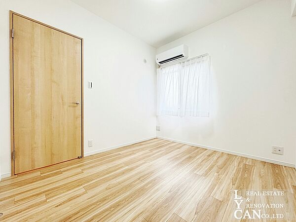 【寝室】エアコン付きで年中快適に過ごせる約5帖の洋室です。寝室としてはもちろん、静かなワークスペースや書斎にも最適。趣味の時間を個室で集中して楽しみたい方にもおすすめです。