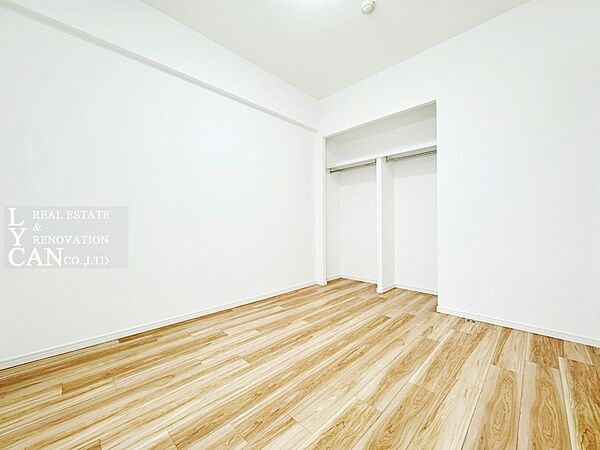 【寝室】扉がないためお部屋がすっきり広く見える、オープンクローゼット付きの約5帖の寝室。圧迫感がなく開放的です。ベッドを配置しても衣類の出し入れがスムーズに行えます