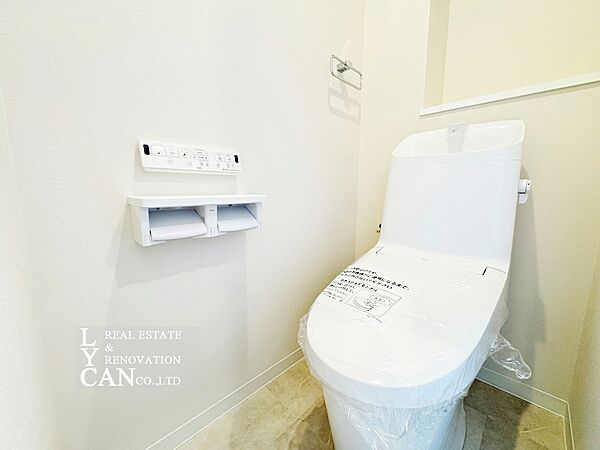 【トイレ】白を基調とした清潔感溢れるトイレです。便利な壁掛けリモコンや温水洗浄機能付きで快適性も十分。毎日家族が使う場所だからこそ、気持ちよく心地よい時間を過ごせます。