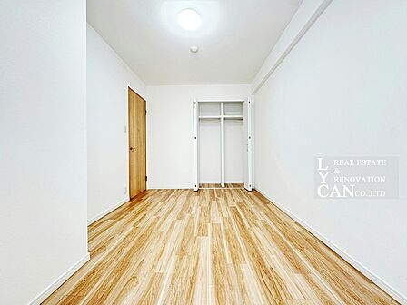 【寝室】美しい木目調のフローリングと白い壁が調和した、明るい洋室です。ナチュラルな内装にはお好みの家具が合わせやすく、主寝室として落ち着いた空間を演出できます。
