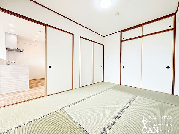【寝室】新しい畳の質感が心地よい約6帖の和室。白を基調とした内装で明るい印象です。家事の合間にゴロンと横になって寛いだり、ストレッチを楽しんだりする空間に最適です。