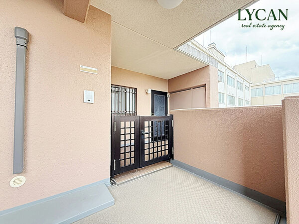 お部屋前のアプローチ。特別感のある角部屋・南向きのお部屋ですね。