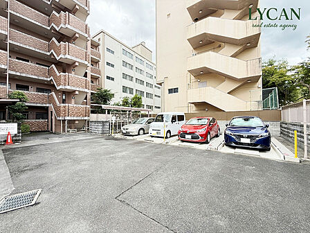 駐車場。最新の空き状況は入居前にご確認ください。