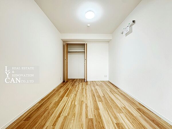 【寝室】使いやすい約5.5帖の寝室にはクローゼットを完備。エアコンもスムーズに取り付け可能な仕様となっており、すっきりとした空間でゆっくりとお休みいただけます。