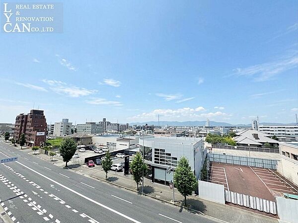 【眺望】空を広く感じられる、気持ちの良い眺望です。周囲の視線が気になりにくく、プライバシーが守られた住環境。夕暮れ時の空の変化を眺めるのが、毎日の楽しみになりそうです。