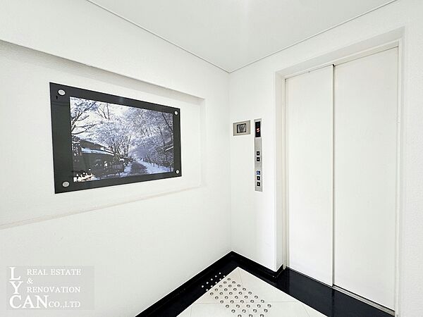 エレベーターがございます。マンション内には京都の美しい景色の写真が飾られています。
