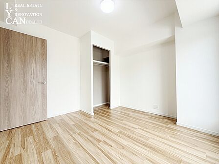 【洋室A】空間を開放的に見せるオープンクローゼットを備えたナチュラルな内装が魅力の洋室。 服選びがスムーズになる機能美と心がホッとする意匠が毎日のプライベートを彩ります。