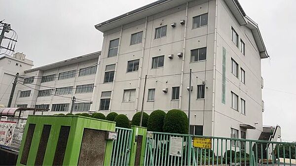 三郷市立瑞木小学校 240m