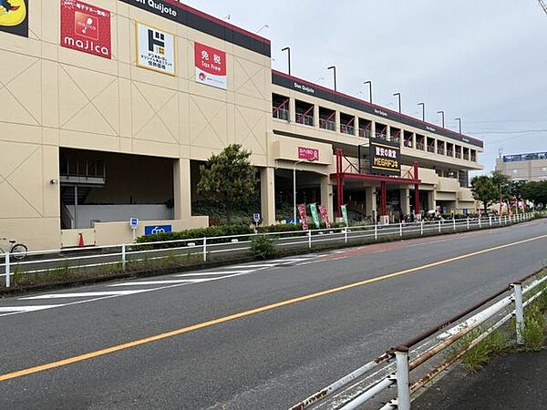 ダイソー MEGA ドン・キホーテ三郷店 410m