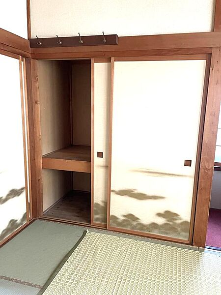 1階和室8畳はそれぞれ押し入れ収納付き