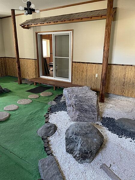 日本庭園風のユニークなガレージ