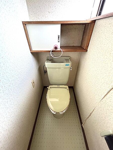 光が良く入る明るい印象のトイレ。裏に収納が付いるため、備品をストックしておくこともできます。