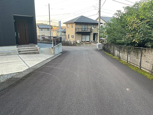 東側前面道路