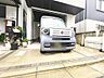 駐車場：1階のビルトイン車庫です。屋根と壁に囲まれているので、雨の日の乗り降りや荷物の出し入れが楽にできます。