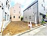 外観：前面道路を含めて撮影した建築前の現地です。道路と敷地との位置関係が分かりやすく、住まいへの出入りをイメージする際にも参考になります。