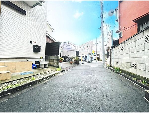 落ち着いた住宅街に位置し、車通りも穏やかな印象。ゆったりとした時間が流れる環境で、安心して暮らせそうです。周辺には生活感があり、毎日の暮らしをイメージしやすい立地です。
