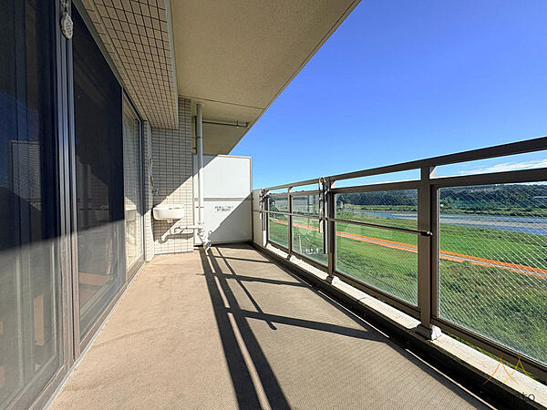 南向き、面積12.60平米のバルコニー。多摩川を望み、室内から外への広がりを感じられる空間です。