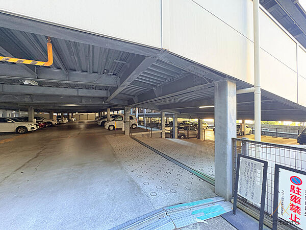 敷地内駐車場。月額3,000～12,000円。車種・区画等の制限があり、空き状況はお問い合わせください。