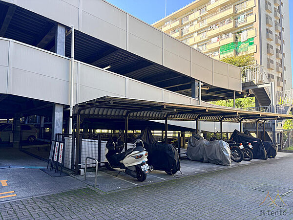 敷地内のバイク置場。屋根のあるスペースが設けられています。利用条件・料金・空き状況はお問い合わせください。