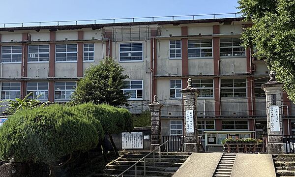 重富小学校まで約1560ｍ