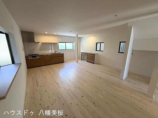 フルリフォーム済♪約20帖のLDK♪納戸としてご利用いただける洋室あり♪明るく広々としたリビングで家族で団らん♪