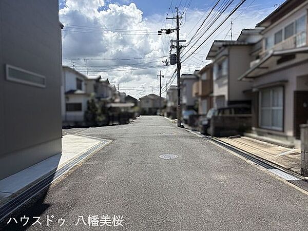 車の行き来のしやすい前道です♪