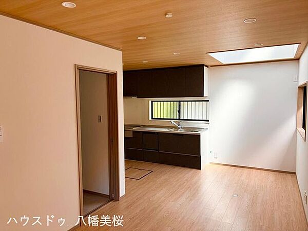 天井窓があり上から太陽の光が差し込みます♪日当たり良好♪