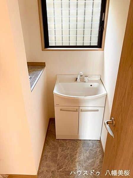 トイレの中の洗面台となります♪お忙しい朝にこちらでも♪