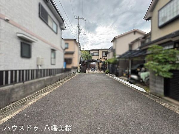住民しか通らない道なので車はあまり通りません♪一番奥が該当物件