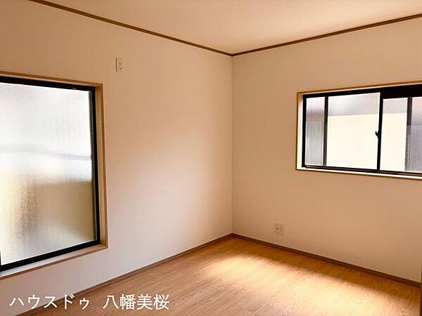 2階洋室♪バルコニー・窓・収納あり