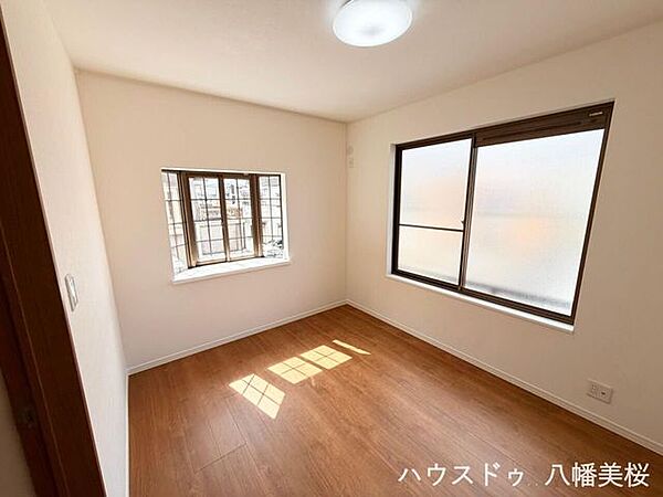 2階6帖洋室♪バルコニー・収納付き