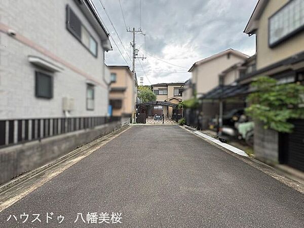 住民しか通らない道なので車はあまり通りません♪一番奥が該当物件