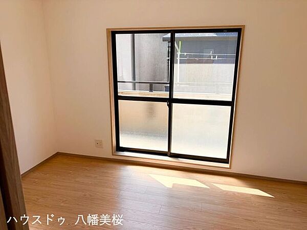2階洋室♪バルコニー・窓・収納あり