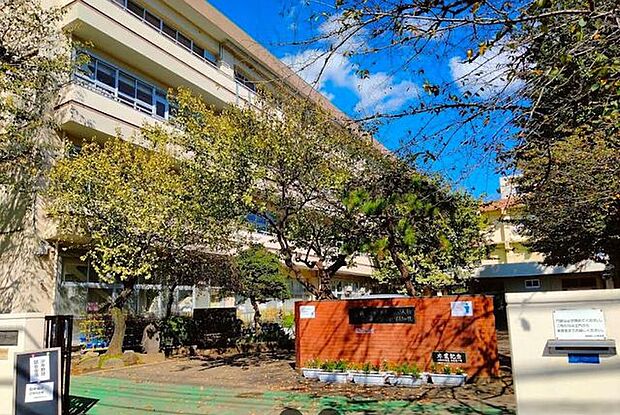 朝霞市立朝霞第二小学校●確かな学力進んで学習する子●豊かな心仲よく助け合う子●健やかな体健康で明るい子 460m