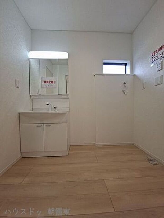 広めの脱衣所★一日の始まりはここから★