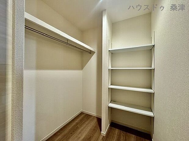 洗面所の横にはファミリークローゼットがあります。