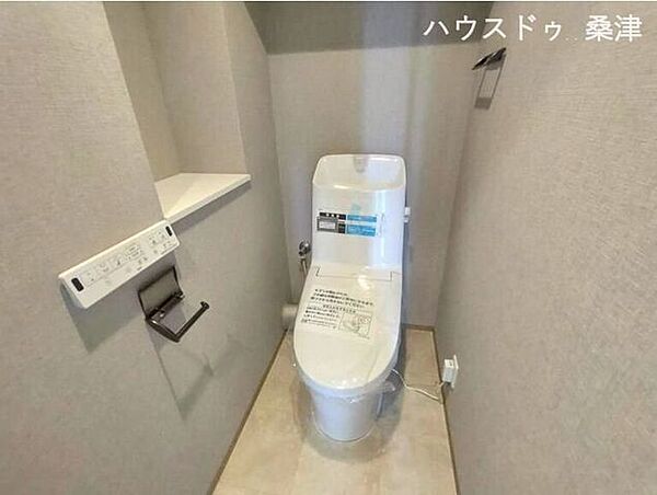 リノベーション済で新品のトイレへ交換済み。清潔感あふれる落ち着いた空間で、気持ちよく新生活をスタート。