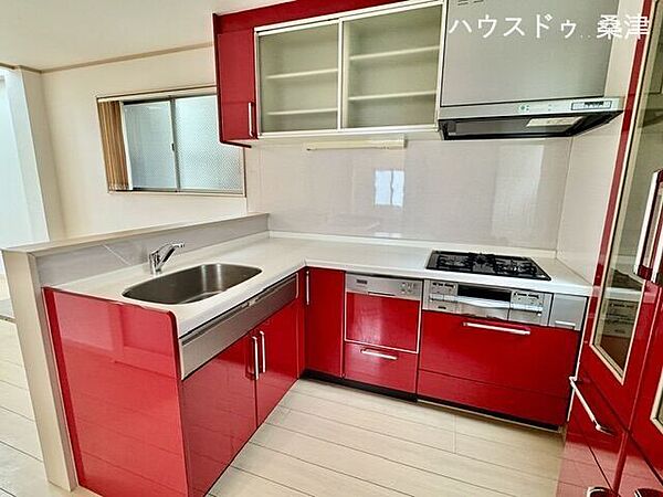 3口コンロを備えたシステムキッチン。調理スペースがしっかり確保されており、毎日の料理が手際よく行えます。上部や下部の収納も豊富で、調理器具や調味料もすっきり収まります。