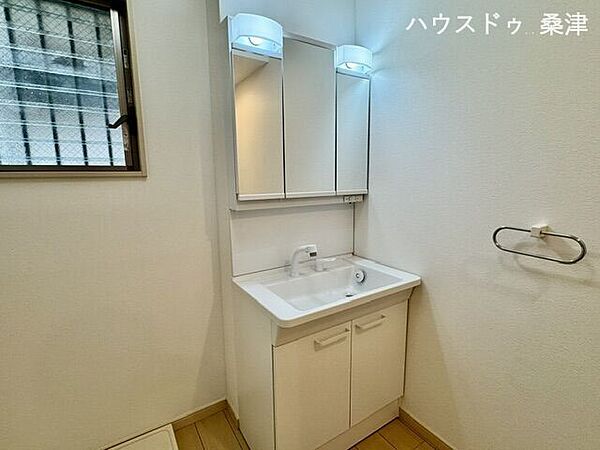 快適にお使いいただける新調された清潔な洗面化粧台です。鏡裏や下部に収納を備えており、洗面用具やリネン類を綺麗に整理整頓できます。脱衣スペースも確保されています。
