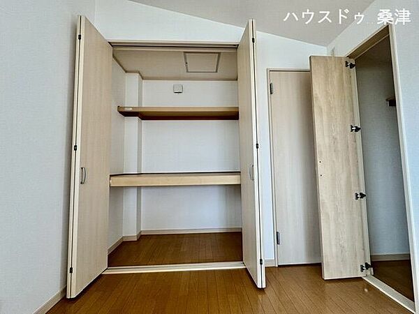 3階洋室に設置された大型クローゼットです。衣類をかけて収納できるため、大切なお洋服もシワにならず保管可能。お部屋を広く使うための心強い収納力です