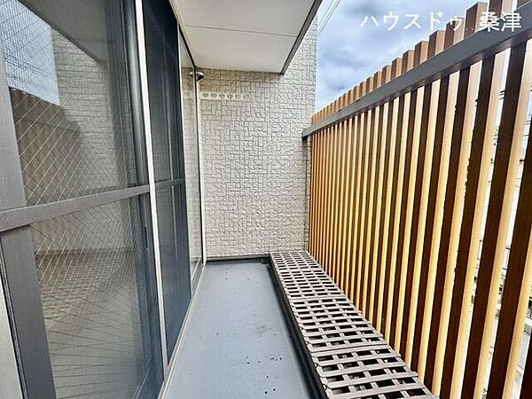 2階LDKから直接出入りができるバルコニーです。陽当たり・通風ともに良好で、お洗濯物も気持ちよく乾きます。リビングからの開放感も一層高まります。