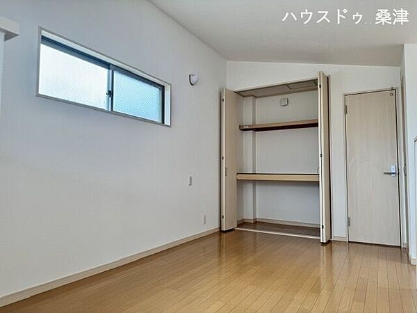 3階に位置する約7.5帖の主寝室に最適な洋室です。2面採光で明るく風通しの良い空間。大きなベッドを置いてもゆとりがあり、心身ともにリラックスできるプライベート空間です。
