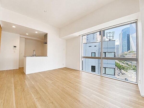 夜景まで楽しめる、窓辺が特等席になりそうなお部屋です。毎日の景色が、ちょっとした楽しみになりそうです。窓辺で景色を眺めているうちに、時間を忘れてしまうかもしれません。