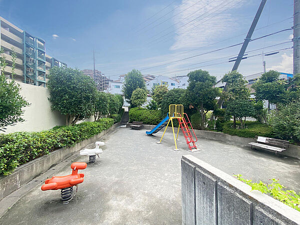 緑に囲まれた敷地内の専用プレイロットには、すべり台や遊具、ベンチが備わっています。車道に出ずにお子様を安心して遊ばせることができる、子育てファミリーに嬉しい環境です。