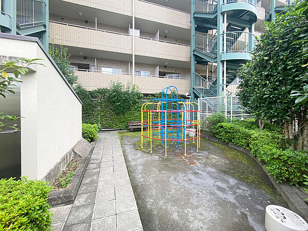敷地内にはお子様が楽しく体を動かせるジャングルジムなどの遊具も設置されています。マンション敷地内のため防犯面でも安心感があり、日々の遊び場として重宝します。