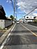 その他：前面道路と周辺の街並みがわかる写真です。車や人の通行、道幅などは時間帯によって印象が変わる場合もあります。見学の際に周辺環境もあわせてご確認ください。