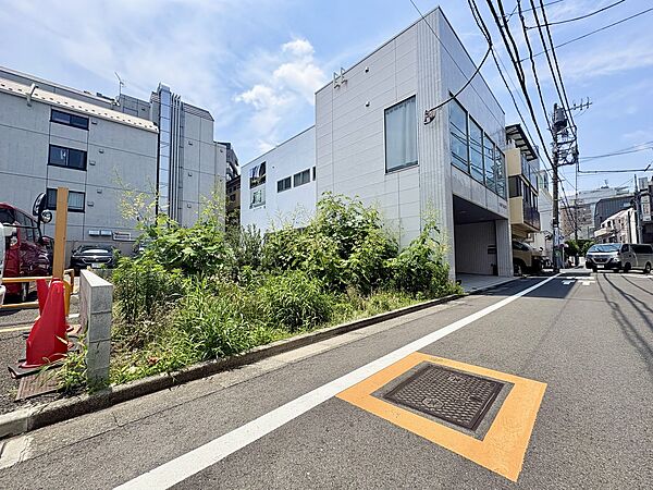 ☆★現地写真☆★日当たり良好！開放感ある幅員6.35mの公道に面した更地