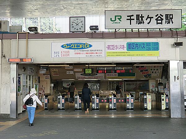 JR中央・総武線の乗り入れている駅で、通勤通学に便利。国立競技場や新宿御苑などに近く、緑の多い環境です。