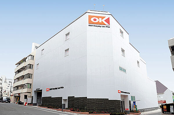 21時30分まで営業のスーパーです。生鮮品もあり、お弁当やお惣菜等の食料品や日用品も豊富です。