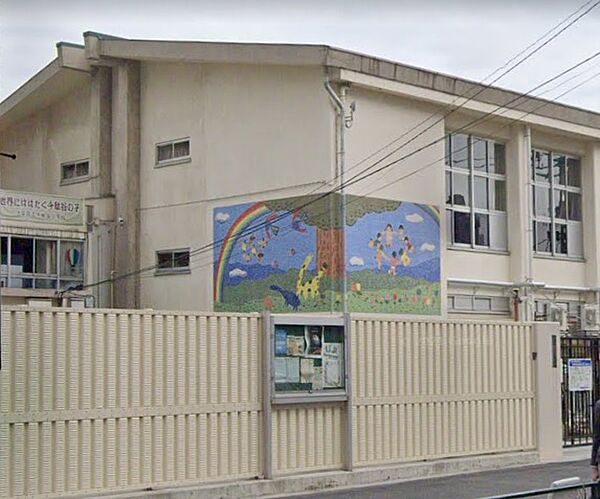 幼保一元化保育園。0～2歳は北参道駅にほど近い保育園舎、3～5歳は小学校併設の幼稚園者で保育しています。